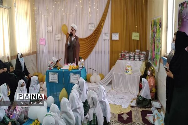 مراسم تقدیر از برگزیدگان مسابقات قرآنی، فرهنگی و هنری در دبستان شاهد شکوفه‌های انقلاب ناحیه یک اهواز