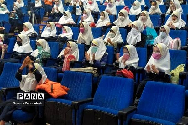 برگزاری‌جشن الفبا در بین دانش‌آموزان کلاس اولی رودهن