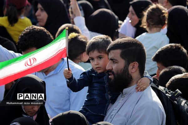 مراسم اجرای سرود سلام فرمانده در مشهد الرضا(ع)