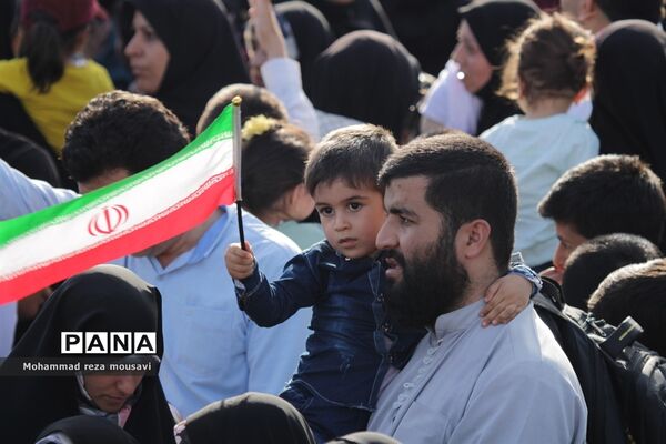 مراسم اجرای سرود سلام فرمانده در مشهد الرضا(ع)