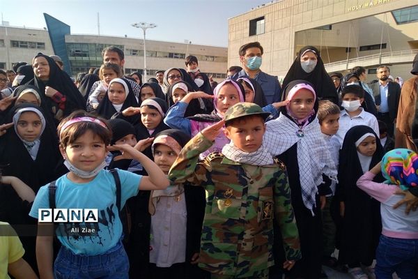 سرود حماسی سلام فرمانده در میدان شهدای مشهد