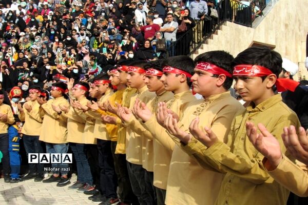 اجرای سرود سلام فرمانده توسط دانش‌آموزان دهه نودی در ساری