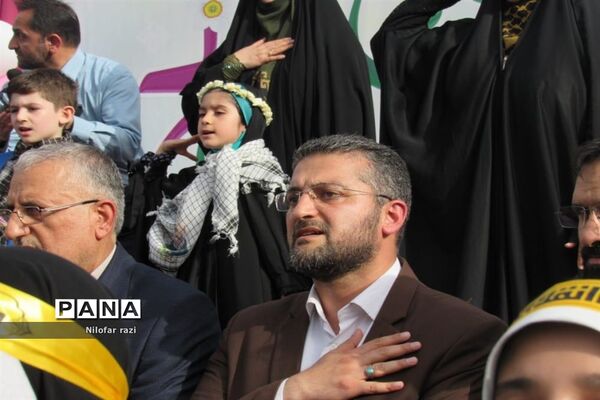اجرای سرود سلام فرمانده توسط دانش‌آموزان دهه نودی در ساری