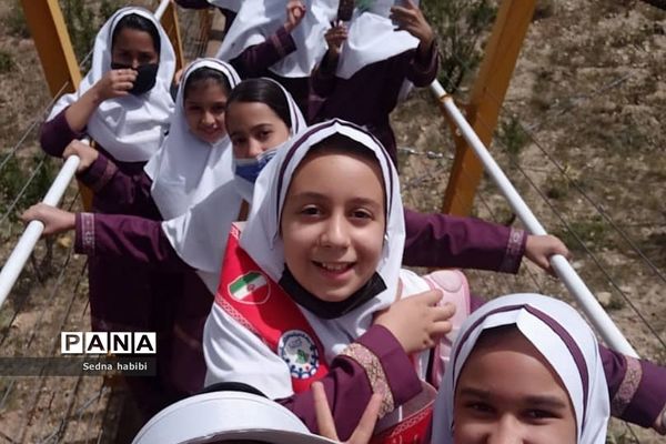 اردوی گردشی و علمی دانش‌آموزان رودهن در مزرعه خورشید دماوند