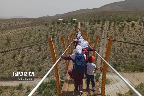 اردوی گردشی و علمی دانش‌آموزان رودهن در مزرعه خورشید دماوند