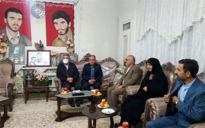 دیدار مدیرکل امور شاهد و ایثارگران وزارت آموزش و پرورش با مادر شهدای امینی‌نور