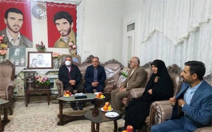 دیدار مدیرکل امور شاهد و ایثارگران وزارت آموزش و پرورش با مادر شهدای امینی‌نور