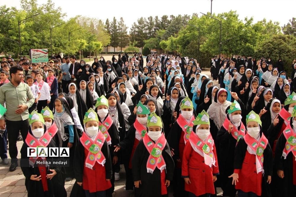 همنوایی دهه هشتادی و نودی‌ها با سرود سلام فرمانده در تربت جام