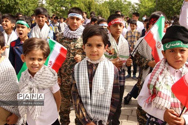 همنوایی دهه هشتادی و نودی‌ها با سرود سلام فرمانده در تربت جام