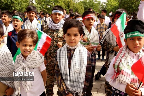 همنوایی دهه هشتادی و نودی‌ها با سرود سلام فرمانده در تربت جام