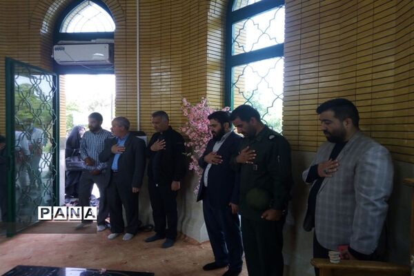 اجرای هماهنگ سرود سلام فرمانده توسط دانش‌آموزان تربت جام