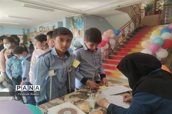 شور و نشاط دانش‌آموزان در حاشیه برگزاری مسابقات قرآن در آباده