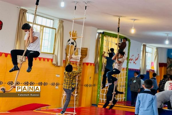 شور و نشاط دانش‌آموزان در حاشیه برگزاری مسابقات قرآن در آباده