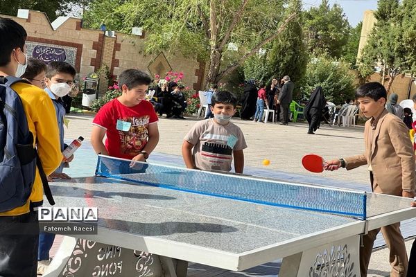 شور و نشاط دانش‌آموزان در حاشیه برگزاری مسابقات قرآن در آباده