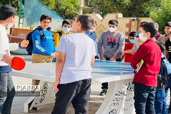 شور و نشاط دانش‌آموزان در حاشیه برگزاری مسابقات قرآن در آباده