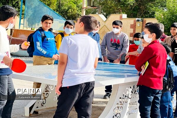 شور و نشاط دانش‌آموزان در حاشیه برگزاری مسابقات قرآن در آباده