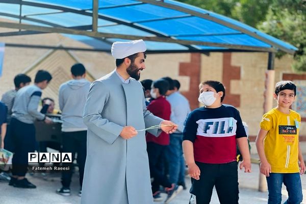 شور و نشاط دانش‌آموزان در حاشیه برگزاری مسابقات قرآن در آباده