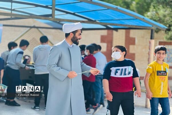 شور و نشاط دانش‌آموزان در حاشیه برگزاری مسابقات قرآن در آباده