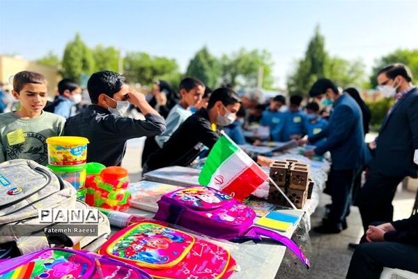 شور و نشاط دانش‌آموزان در حاشیه برگزاری مسابقات قرآن در آباده