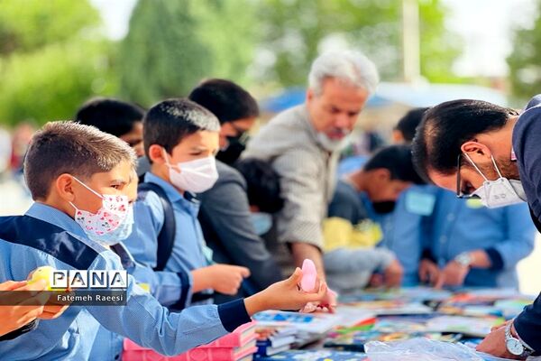 شور و نشاط دانش‌آموزان در حاشیه برگزاری مسابقات قرآن در آباده