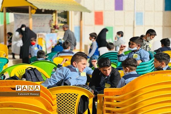 شور و نشاط دانش‌آموزان در حاشیه برگزاری مسابقات قرآن در آباده