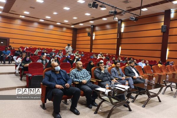 نشست صمیمانه هنرمندان بهارستان با رئیس حوزه هنری استان تهران