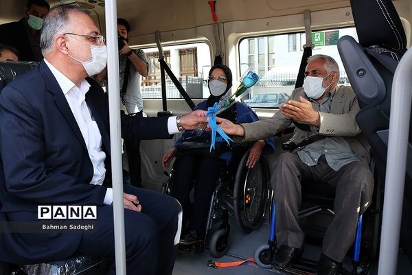 رونمایی از 20 دستگاه ون مناسب‌سازی شده ویژه معلولان