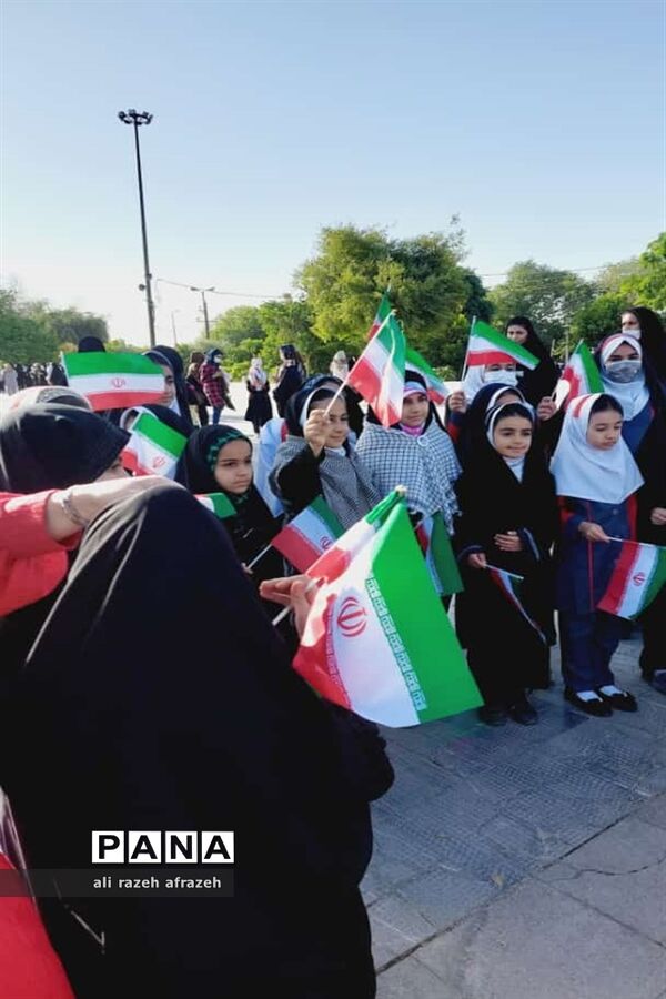 اجرای  سرود «سلام فرمانده » توسط دانش‌آموزان اندیمشکی