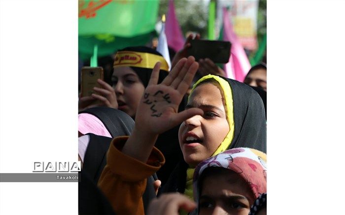 اجتماع عظیم دهه‌ نودی‌های نجف‌آبادی در هم‌خوانی سرود «سلام فرمانده»