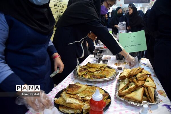 نمایشگاه فرهنگی هنری و جشنواره غذا در دبیرستان شهید آوینی منطقه5