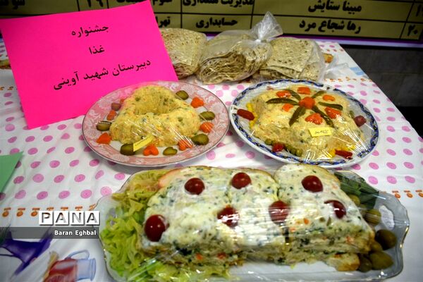 نمایشگاه فرهنگی هنری و جشنواره غذا در دبیرستان شهید آوینی منطقه5
