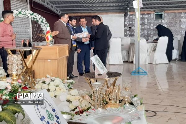 آیین جشن سپاس معلم و گرامیداشت سالروز تاسیس سازمان دانش‌آموزی در سرچهان