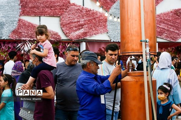 جشنواره گل و گلاب در بوستان آب و آتش