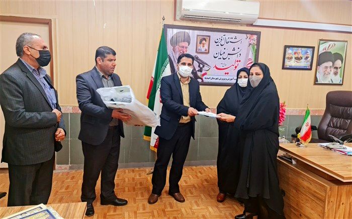 تقدیر از رابط خبرگزاری پانا توسط مدیر آموزش و پرورش شهرستان امیدیه