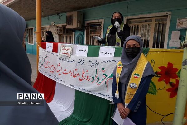 اجرای سرود «سلام فرمانده» در دبیرستان تشکیلاتی پاینده ناحیه یک اهواز