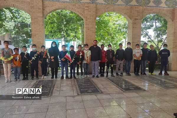 حضور و غبارروبی مزار شهدا در سوم خرداد، توسط دانش‌آموزان رودهن
