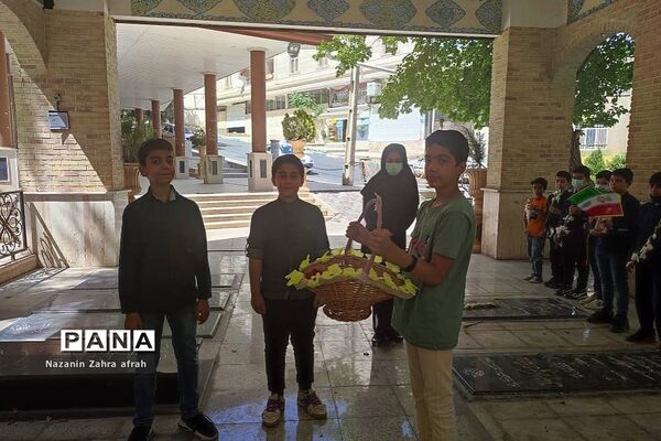 حضور و غبارروبی مزار شهدا در سوم خرداد، توسط دانش‌آموزان رودهن
