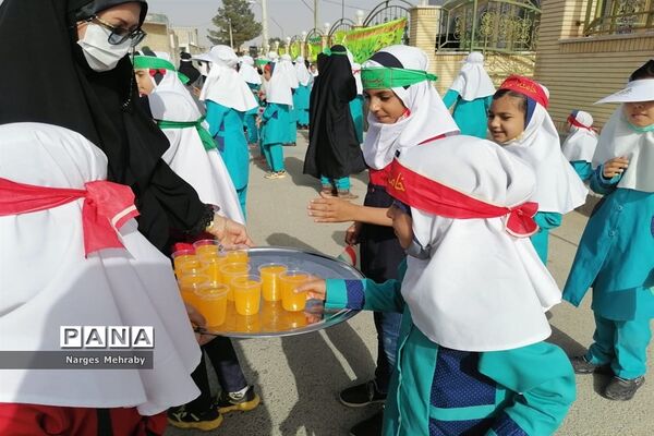 اجرای سرود سلام فرمانده توسط سربازان کوچک شهر سورمق