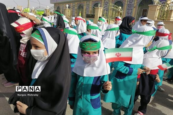 اجرای سرود سلام فرمانده توسط سربازان کوچک شهر سورمق