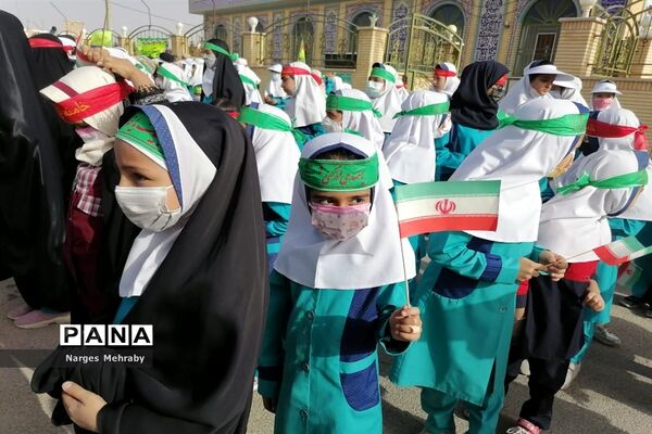 اجرای سرود سلام فرمانده توسط سربازان کوچک شهر سورمق