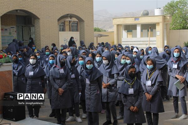 نواختن زنگ مقاومت و ایثار به‌مناسبت سالروز فتح خرمشهر در دبیرستان قاضی شهر گله‌دار