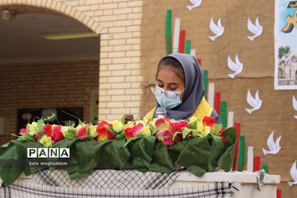 نواختن زنگ مقاومت و ایثار به‌مناسبت سالروز فتح خرمشهر در دبیرستان قاضی شهر گله‌دار