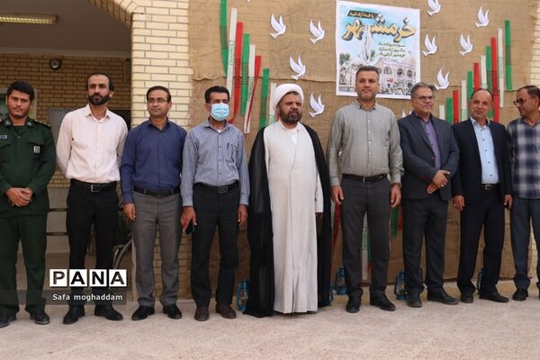 نواختن زنگ مقاومت و ایثار به‌مناسبت سالروز فتح خرمشهر در دبیرستان قاضی شهر گله‌دار