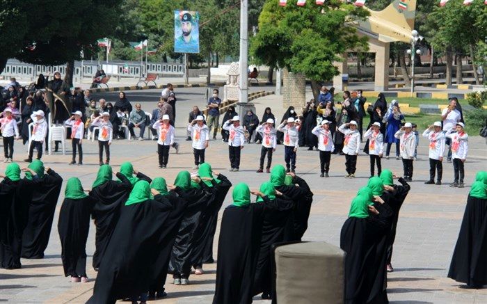 سرود سلام فرمانده، با اجرای ۳۱۳ نفری دانش‌آموزان پیشتاز قزوینی در گلزار شهدا/فیلم