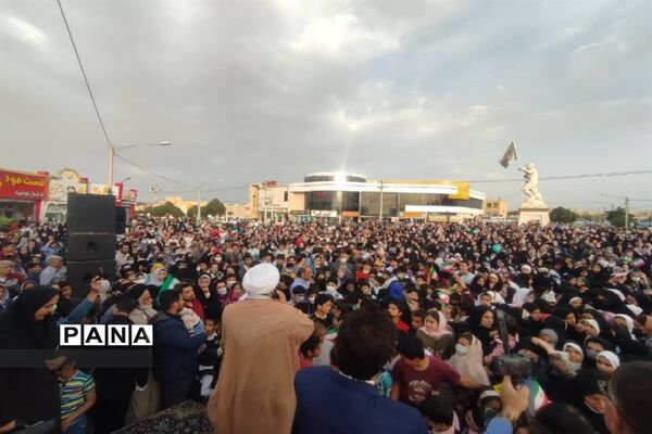 استغاثه چند هزار نفری ده نودی‌های شهرستان گلبهار به امام زمان با همخوانی سرود سلام فرمانده