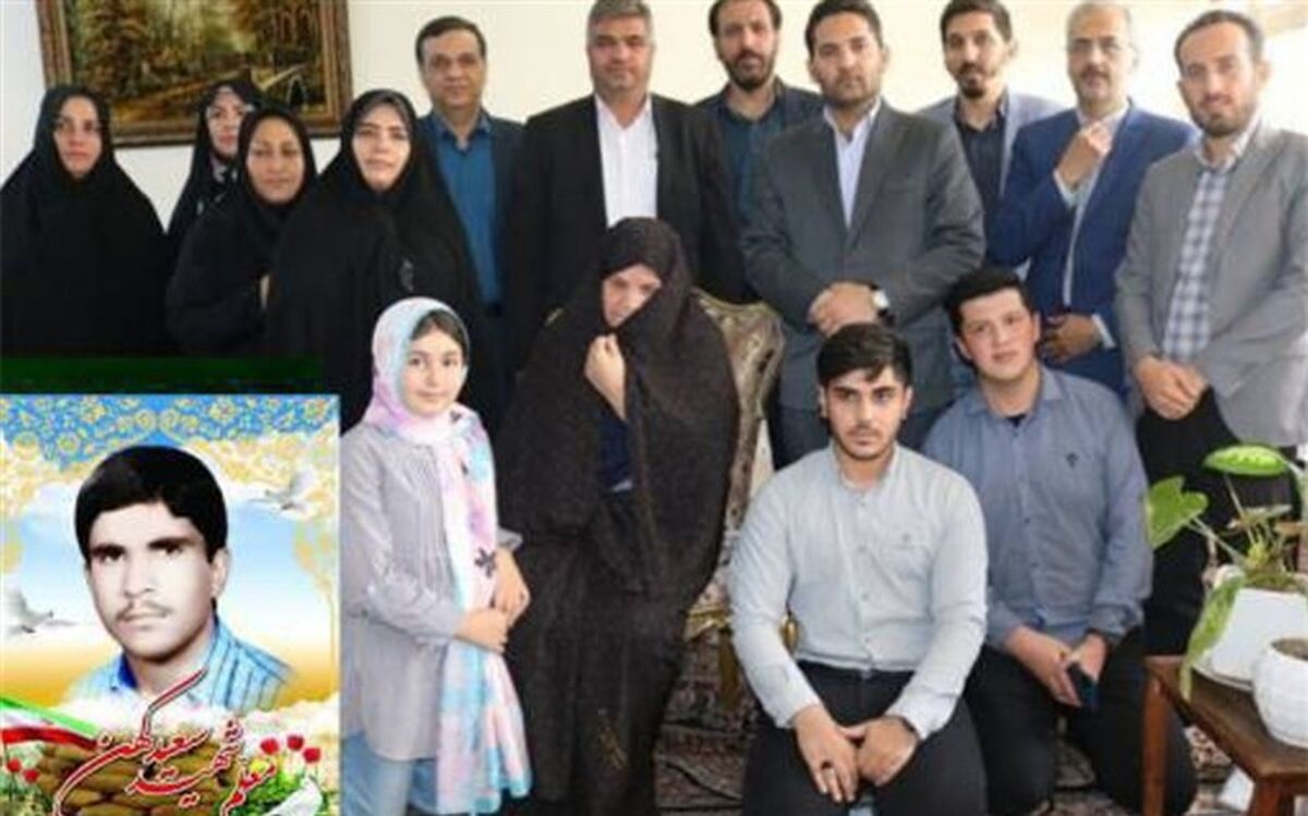 مدیر آموزش و پرورش شهرستان قدس با خانواده معلم‌ شهید  سعید کهن دیدار کرد