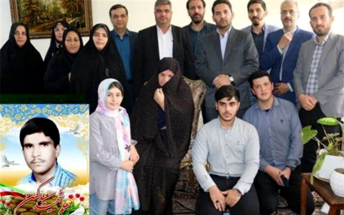 مدیر آموزش و پرورش شهرستان قدس با خانواده معلم‌ شهید  سعید کهن دیدار کرد