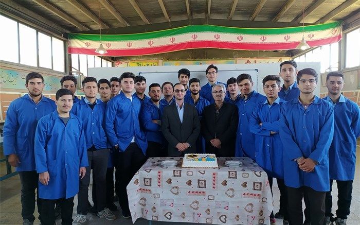 روایت معلمی که رتبه اول الگوهای برتر تدریس را کسب کرد؛ با عشق تدریس می‌کنم