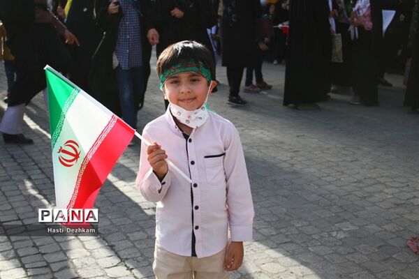 طنین نوای سلام فرمانده در میدان شهدای شیراز