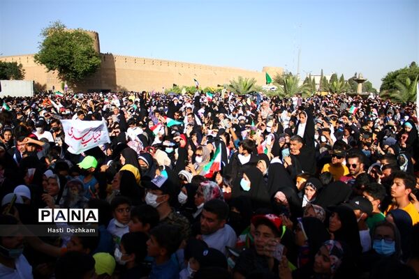 طنین نوای سلام فرمانده در میدان شهدای شیراز